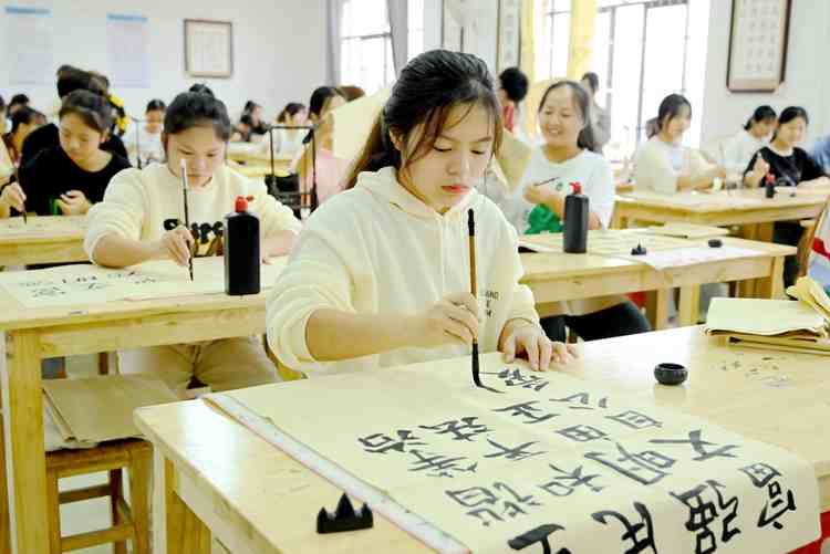 妙笔写“清廉”，翰墨扬正气 | 开云online(中国)开展廉洁文化进书法课堂活动